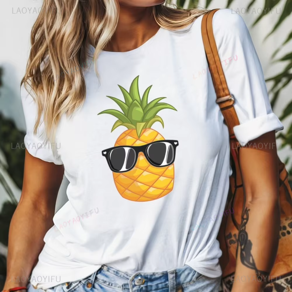 Ananas fruits hauts t-shirt un modèle de dessin animé intéressant et mignon d'ananas portant des lunettes de soleil