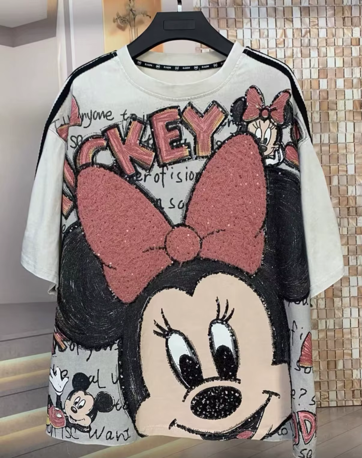 T-shirt ample à col rond imprimé de lettres et de dessins animés à paillettes