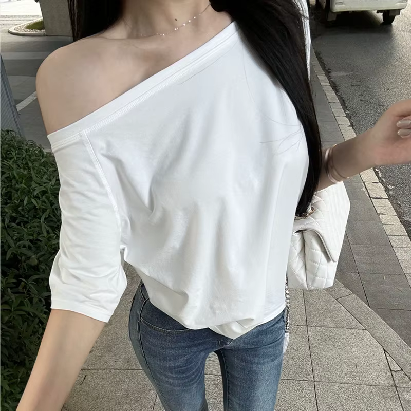 T-shirts à épaules inclinées pour femmes