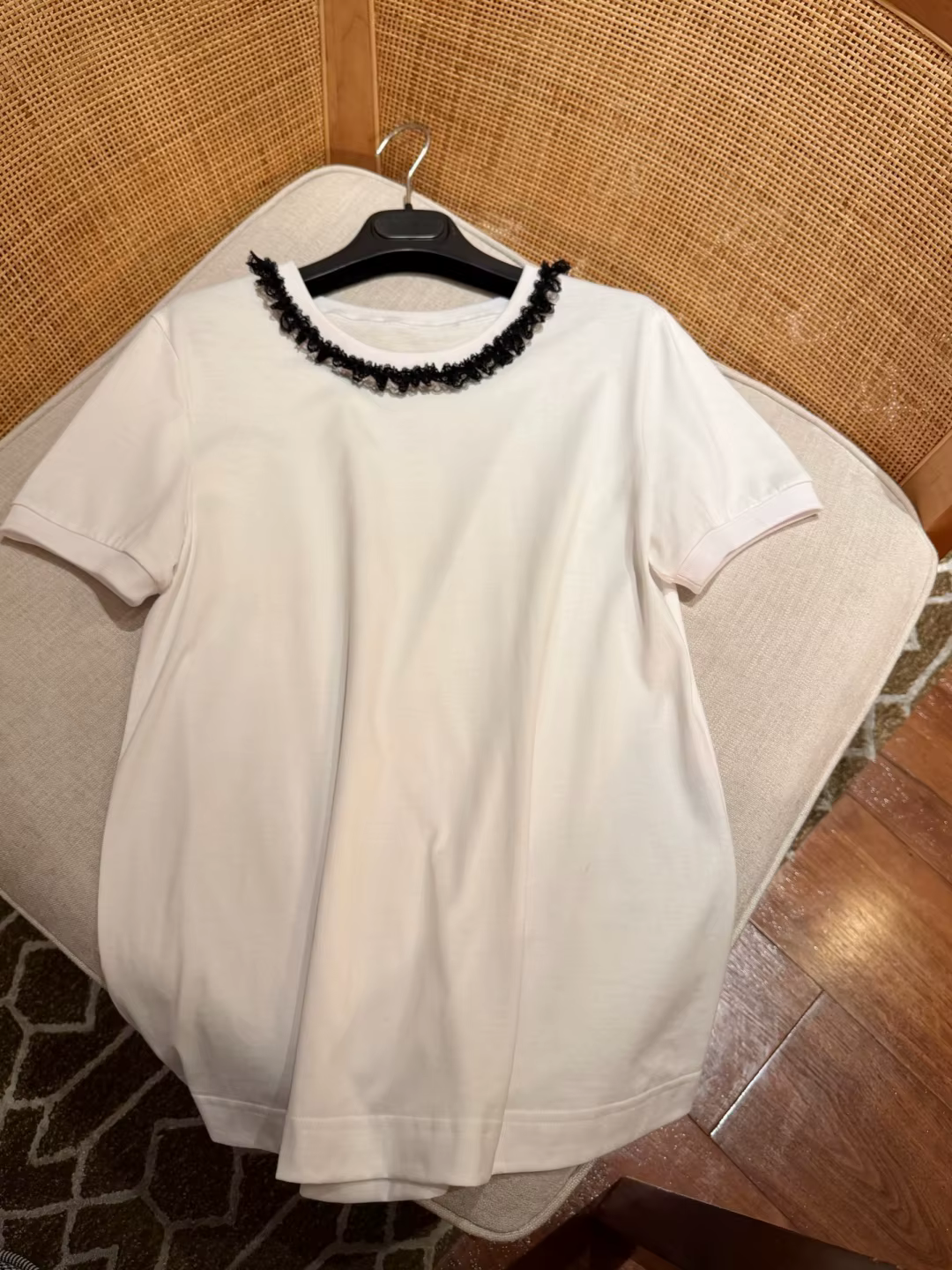 T-shirt élégant pour femme avec col en dentelle brodé – Haut confortable en pur coton doux