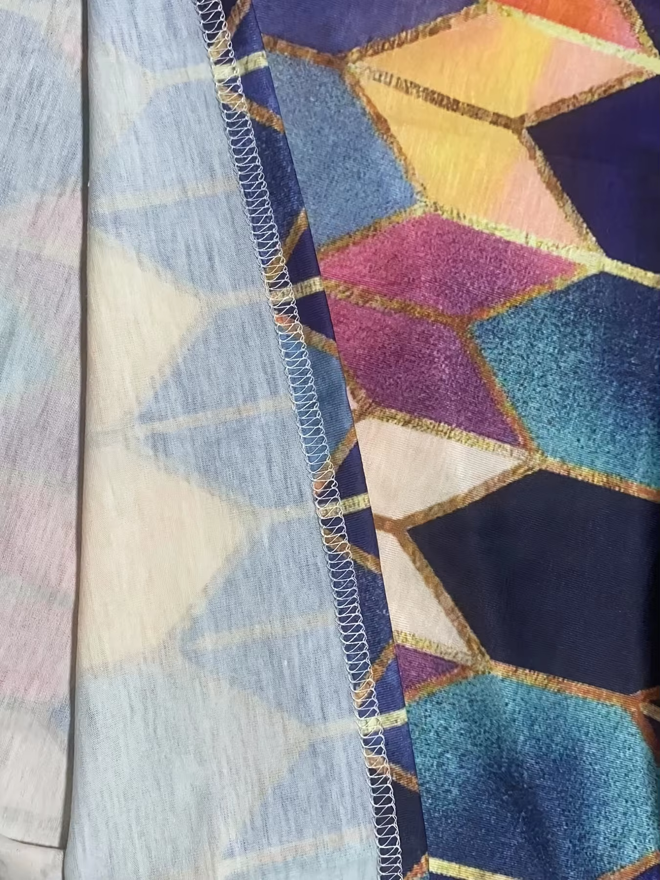 Haut polo élégant à fermeture éclair pour femme – Design géométrique