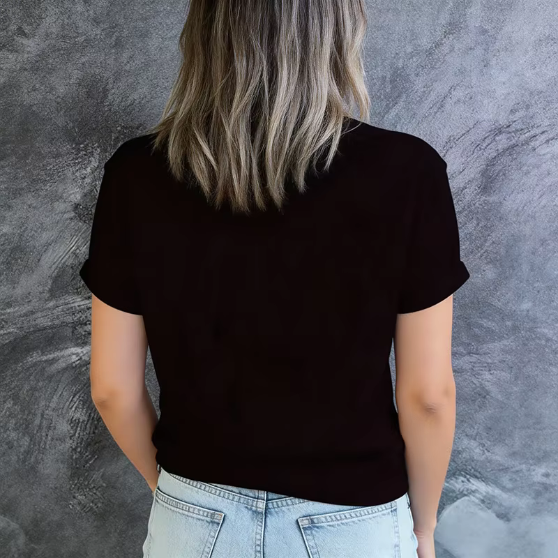 T-shirt noir à imprimé monogramme avec bottes de cowboy et chapeau pour femme