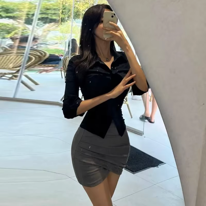 Chemise blanche moulante à manches longues pour femmes